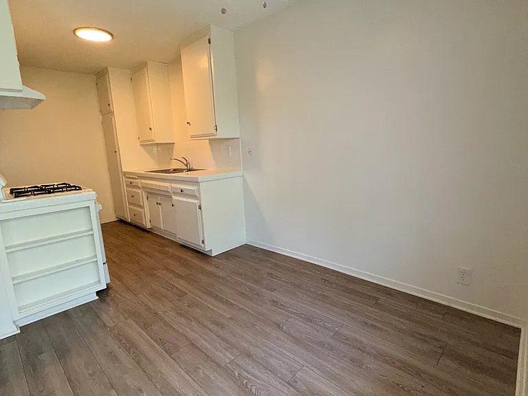 Pampas Lane Apartments — Photo 24