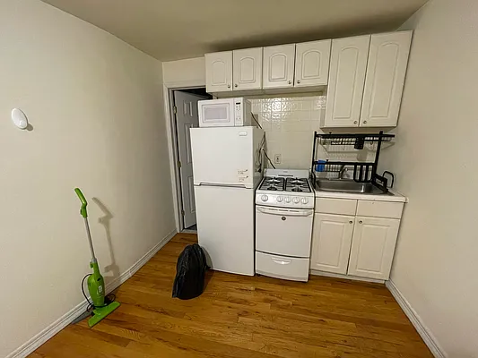 Rented by HOLTON REAL ESTATE INC. | media 9