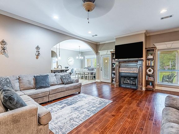 5th image of 706 Southwood Ln