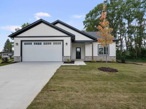 4730 Willow Cir, Davenport, IA 52806