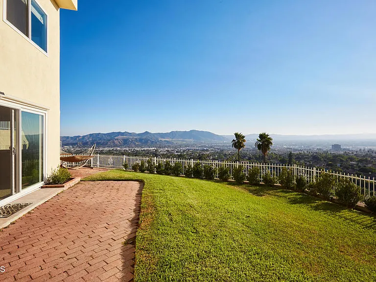 1234 E Tujunga Ave — Photo 53