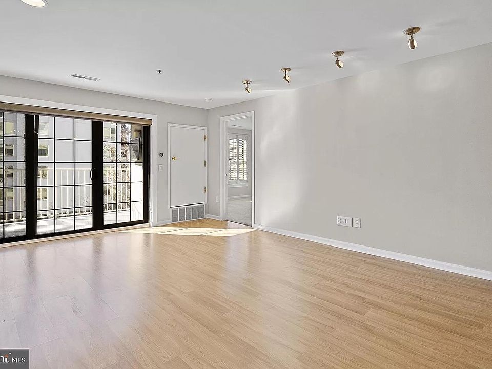 1st image of 2 Leverington Ave #33