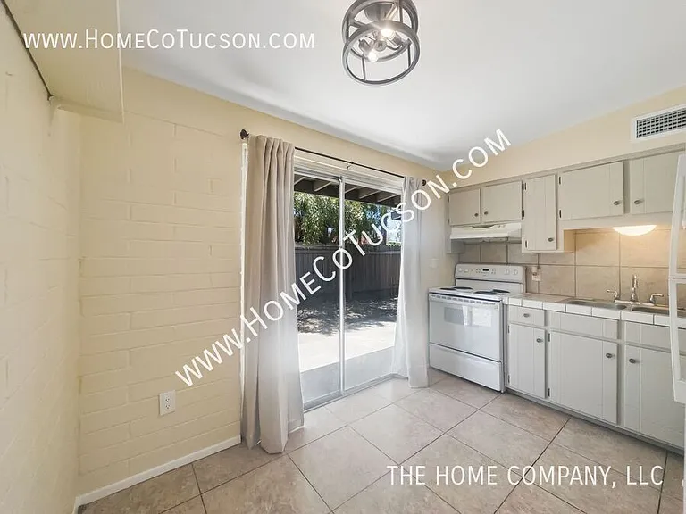 2233 N Catalina Ave — Photo 7