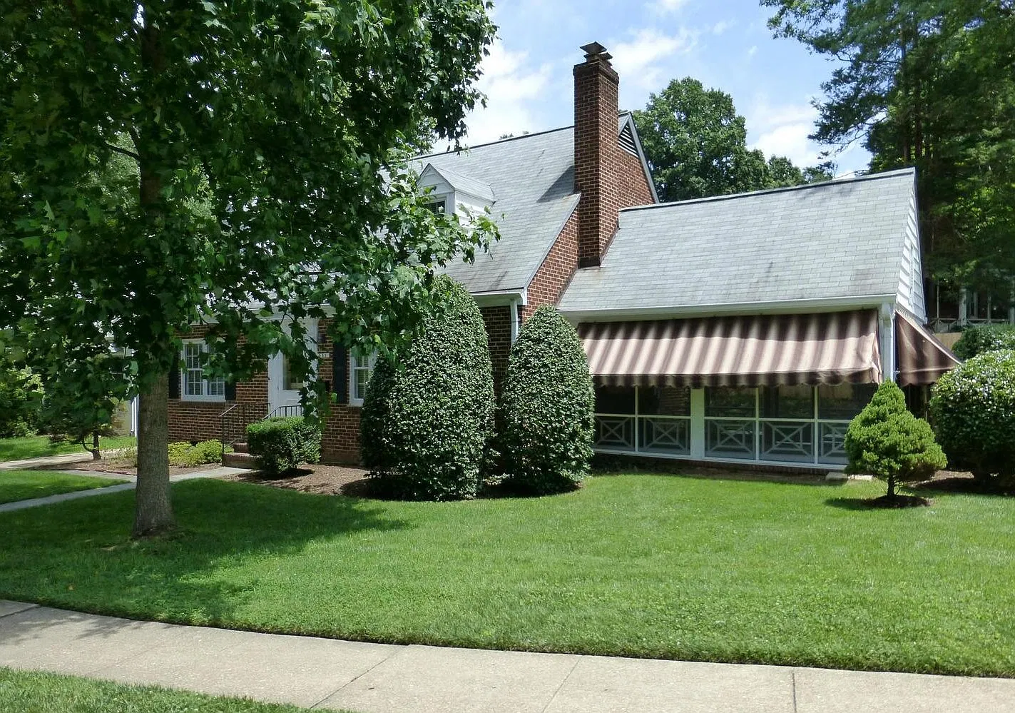 This beautiful corner lot brick home! — Photo 1