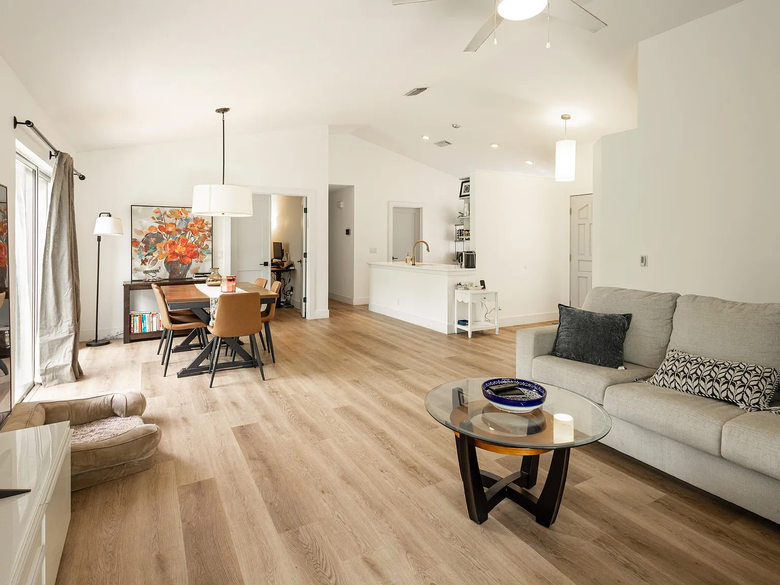 3 bed, 2.0 bath, 1438 sqft, $4,000 — Photo 4