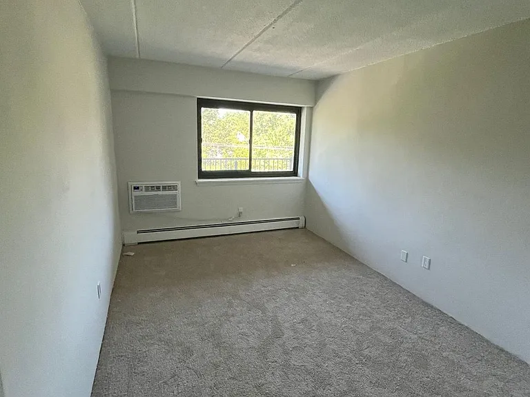 Country Club Apartments — Photo 13