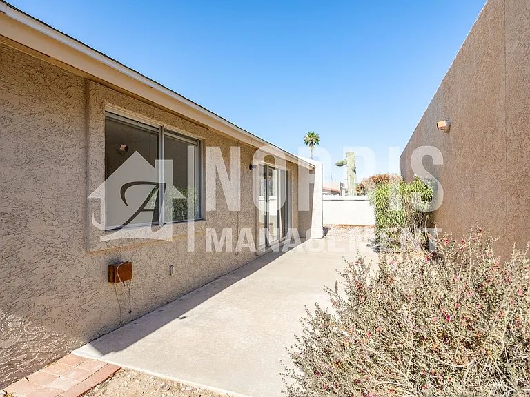 2542 N La Escondida Cir — Photo 22