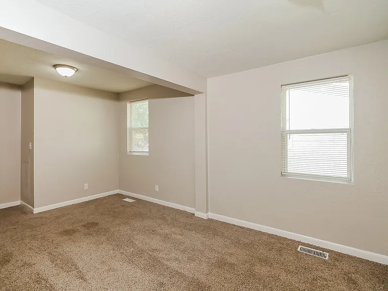 1833853_026_main_bedroom_13116507.jpg