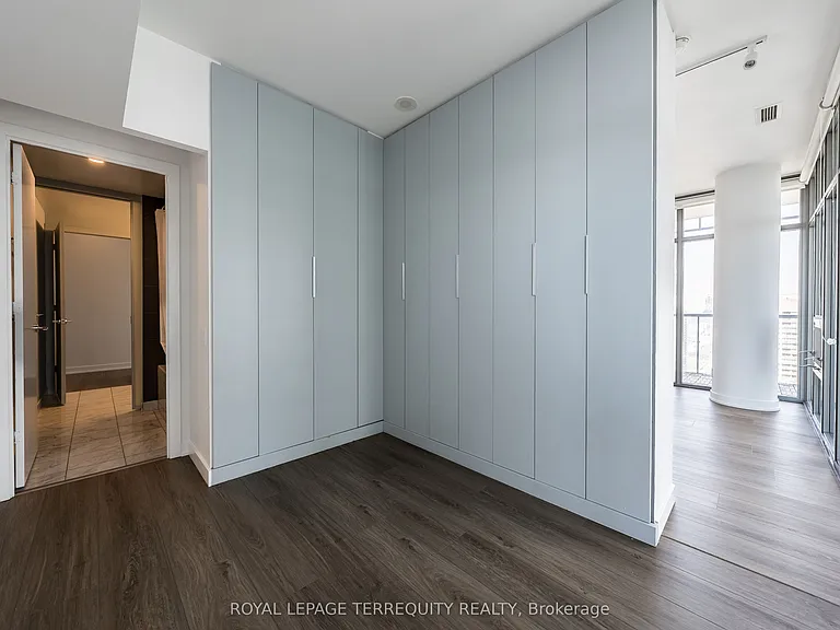 33 Charles St E #4008 — Photo 9