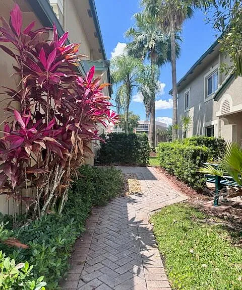 7842 Exeter Blvd E — Photo 1