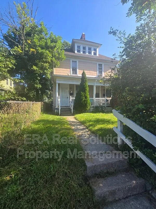 2 bed, 1.0 bath, 1107 sqft, $1,050 — Photo 2