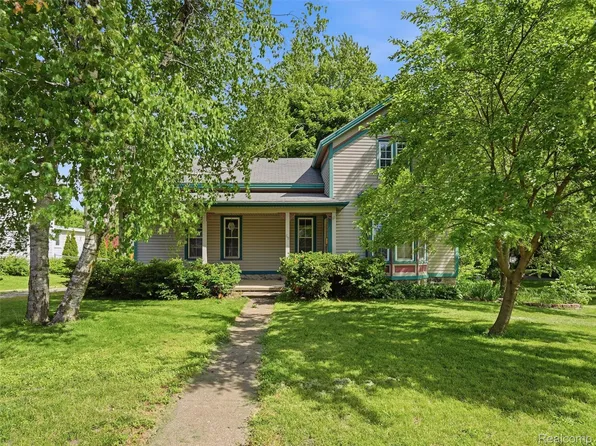 69 E Burdick St, Oxford, MI 48371