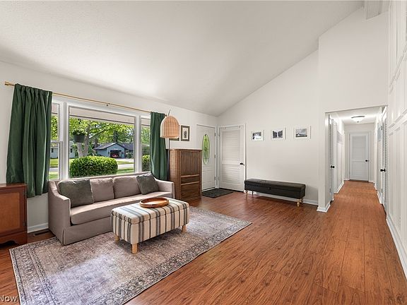 5th image of 212 Parkwood Ave