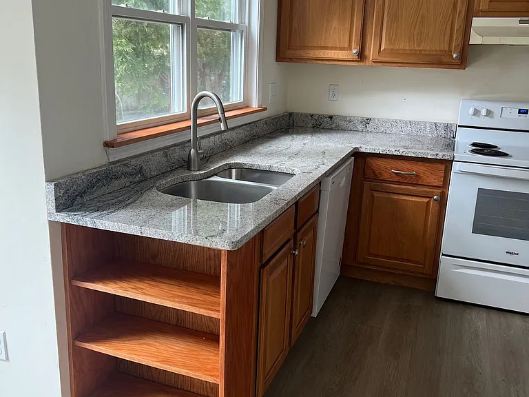 CENTERVILLE ASSOCIATES INC. - HOLLY HILL APARTMENTS — Photo 9