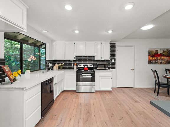 3rd image of 2042 University Park Dr