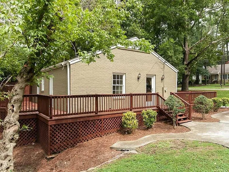 2380 Strathmore Dr NE — Photo 10
