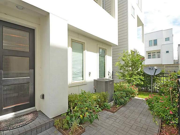2713 Clay St — Photo 6
