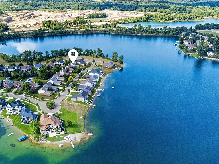 699 Bay Pointe Dr — Photo 46
