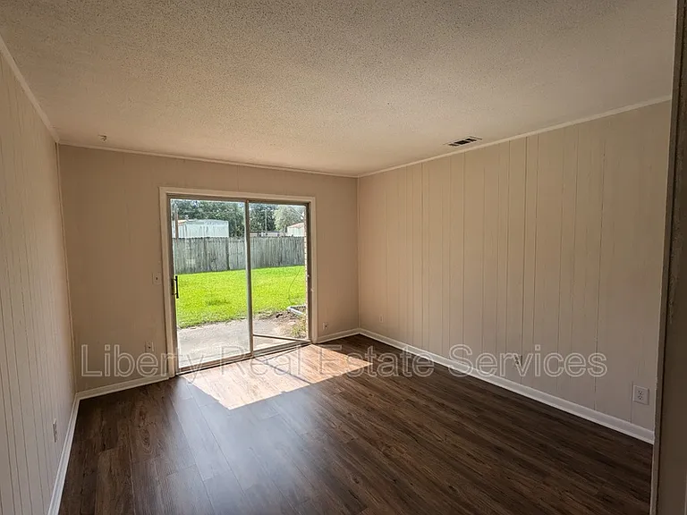 979 Live Oak Dr — Photo 4