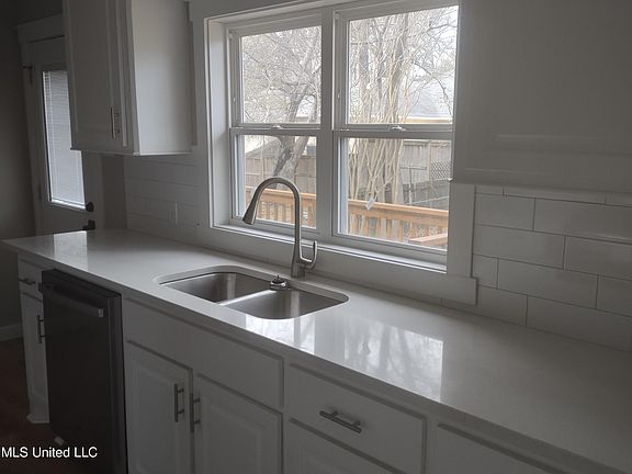 5th image of 1038 Cedar Hill Dr