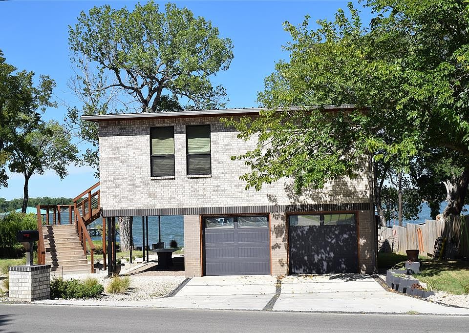 1st image of 1032 W Lake Dr