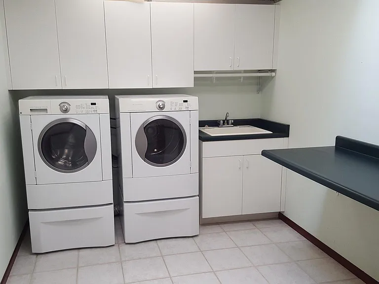 Laundry room (2nd floor)