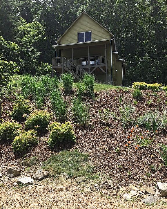 Front of house w/ landscapin