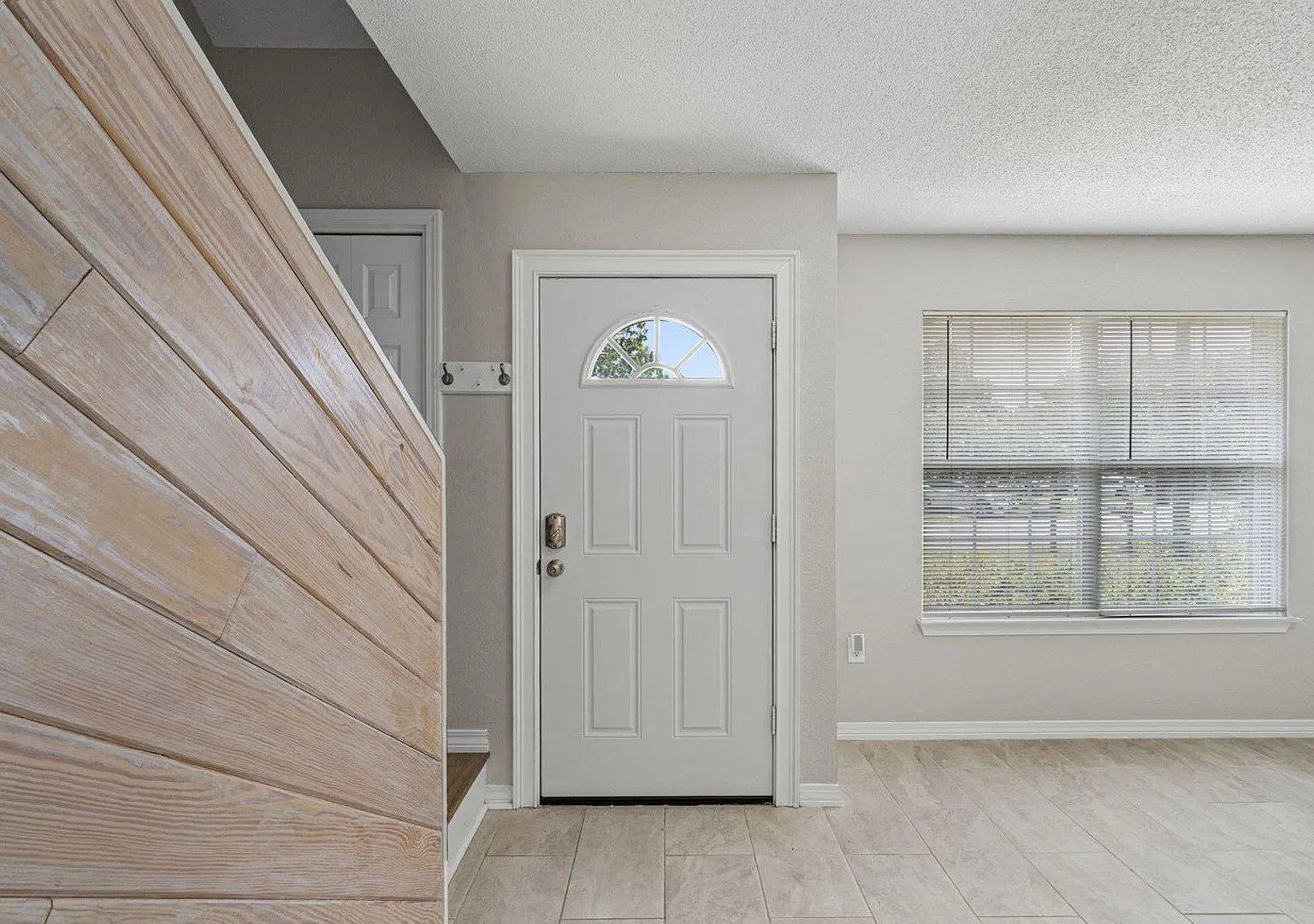 South Crestview Home — Photo 3