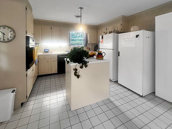 4th image of 210 Downey Ln