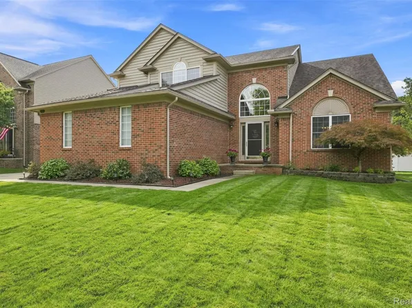 8062 Pickering Pl, Westland, MI 48185