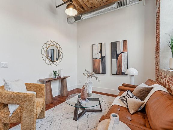 4th image of 1801 N Howard St #207