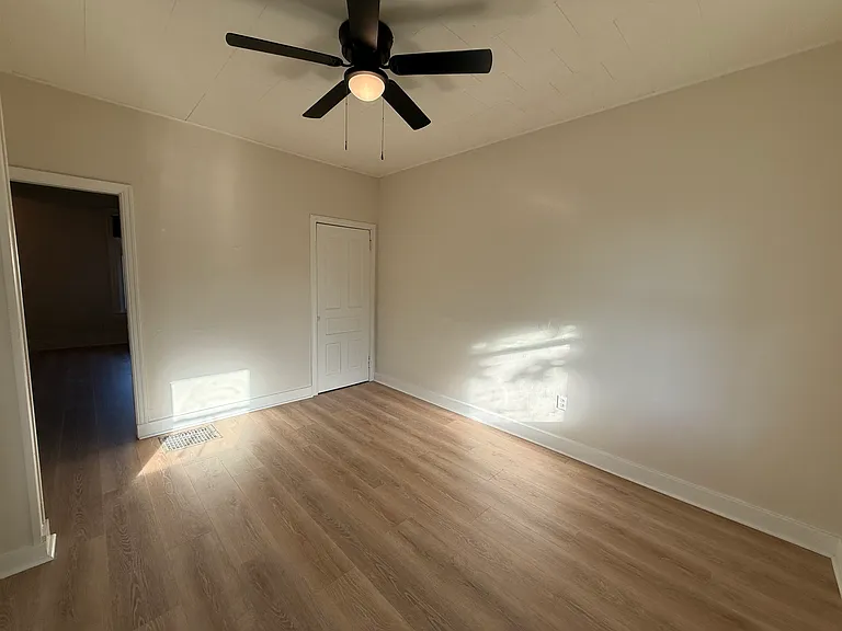 1005 Victoria Ave — Photo 7