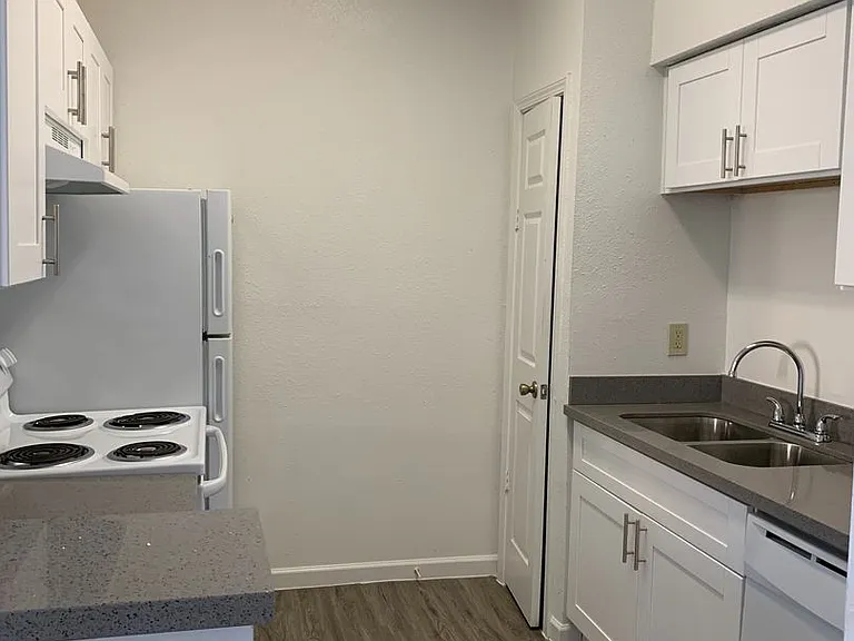 Emerald Cove Apartments — Photo 161