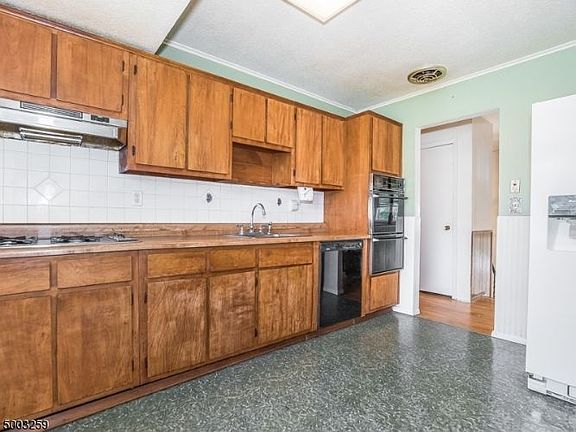 5th image of 117 Merriam Ave