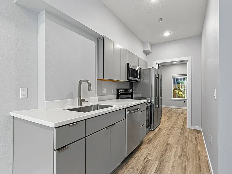 7150 N Greenwich Ave #5 — Photo 4