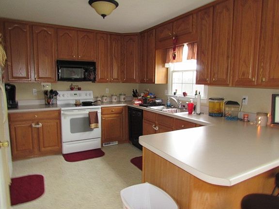 2nd image of 225 Country Ln