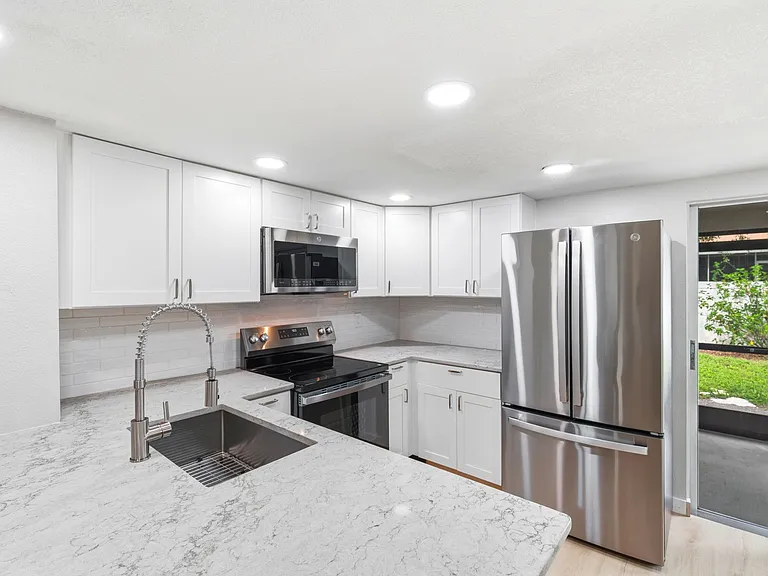 8511 J R Manor Dr — Photo 3