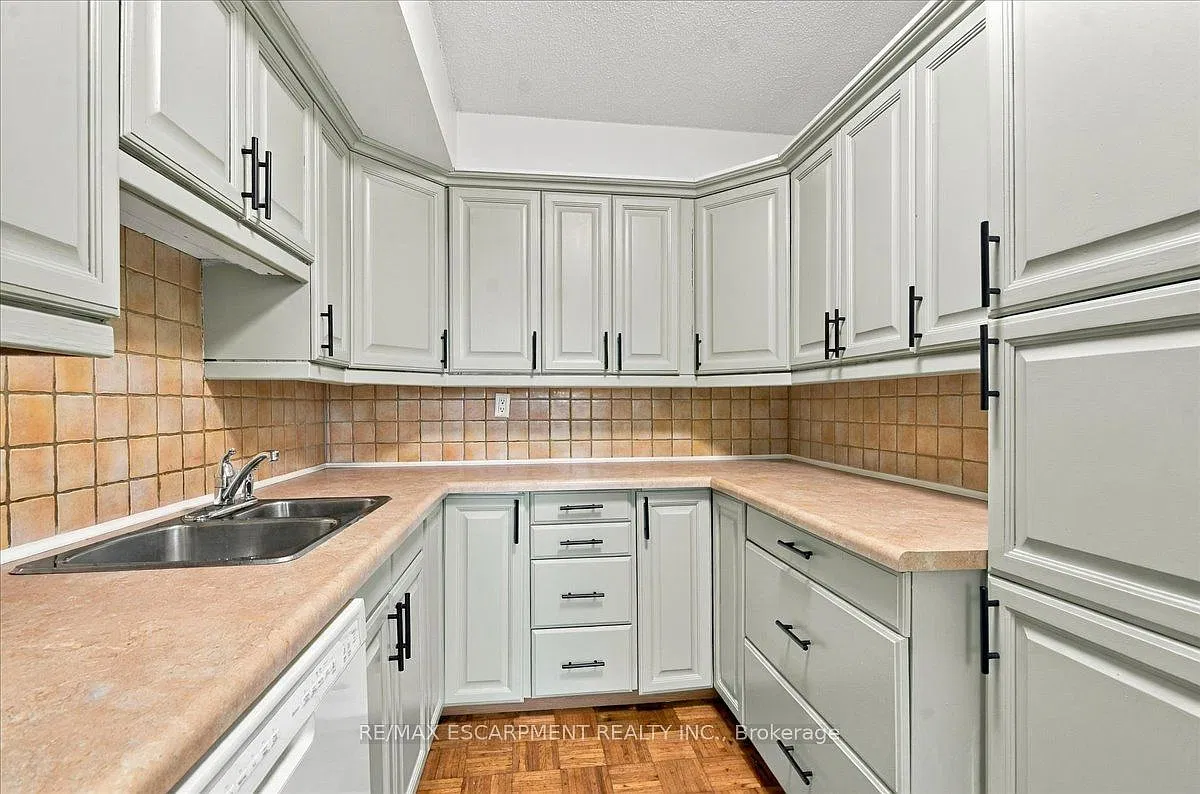 3 bed, $2,950 — Photo 4