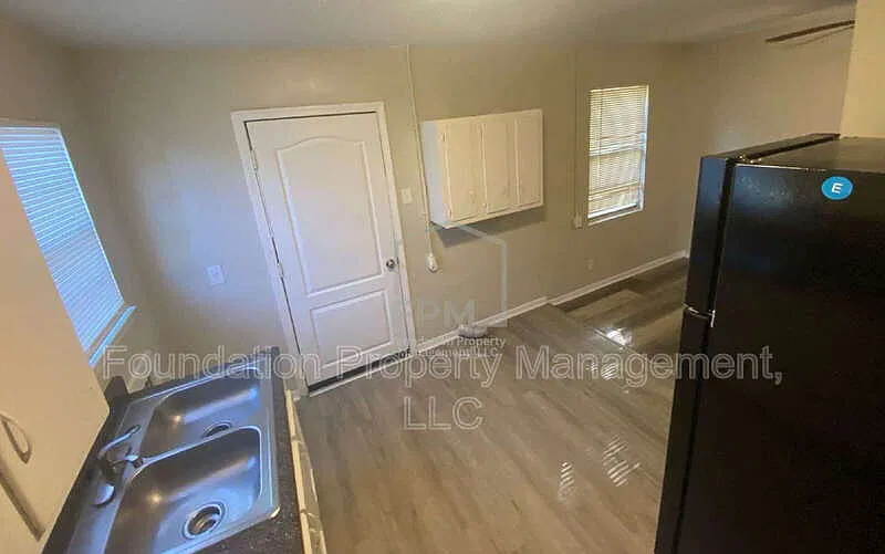 3 bed, 1.0 bath, 874 sqft, $950 — Photo 4