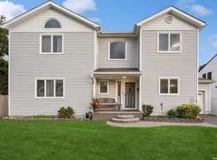 61 Hope Dr, Plainview, NY 11803