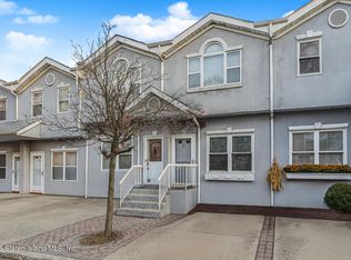 41 Crown Ct, Staten Island, NY 10312