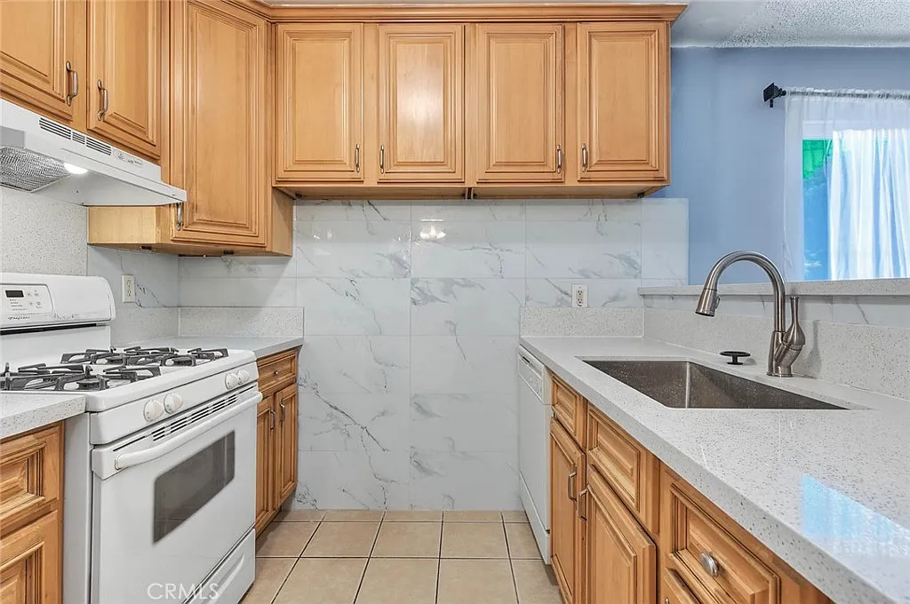 2 bed, 700 sqft, $2,500 — Photo 3