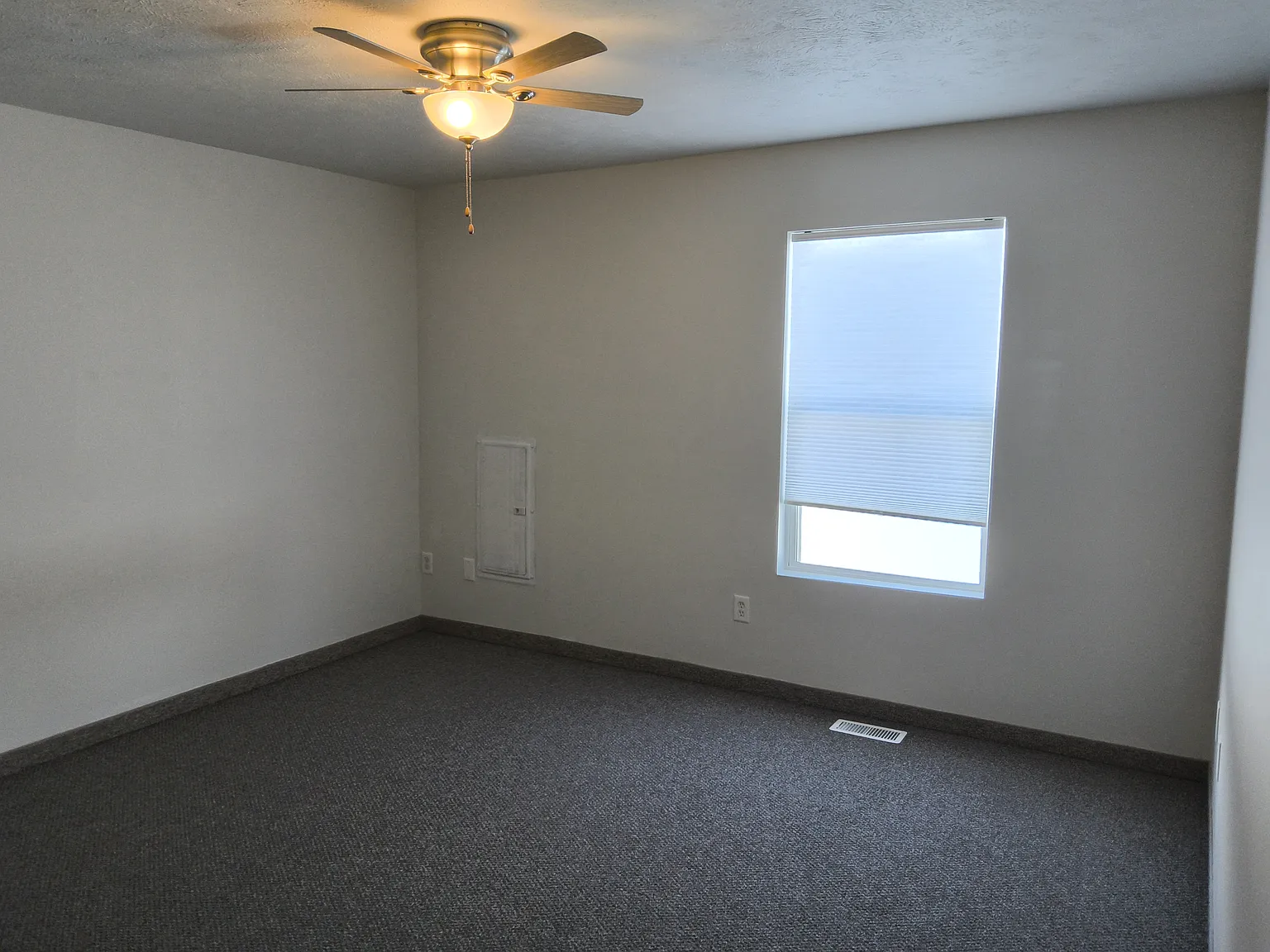 3 bed, 1.5 bath, 1250 sqft, $1,050 — Photo 2