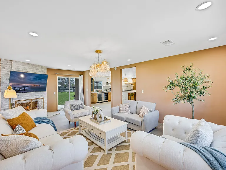 1080 River Dr — Photo 13