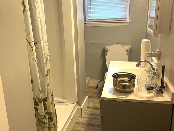 4th image of 15 N Lake Ave #1