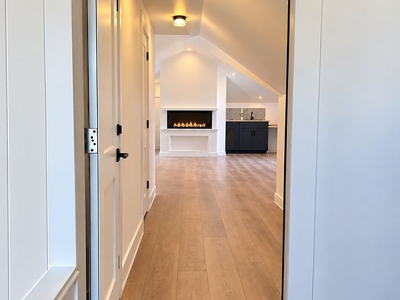 2nd image of 1588 Warren Rd #5