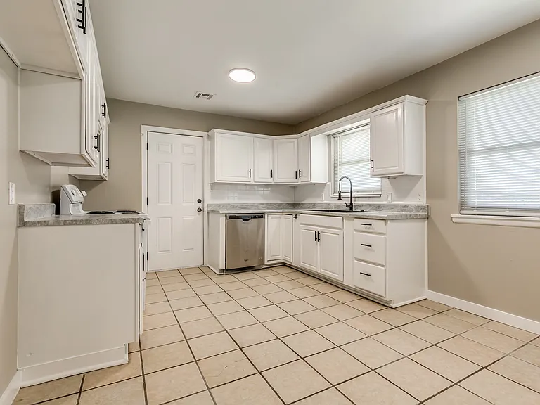 409 NE Myers Ave — Photo 5
