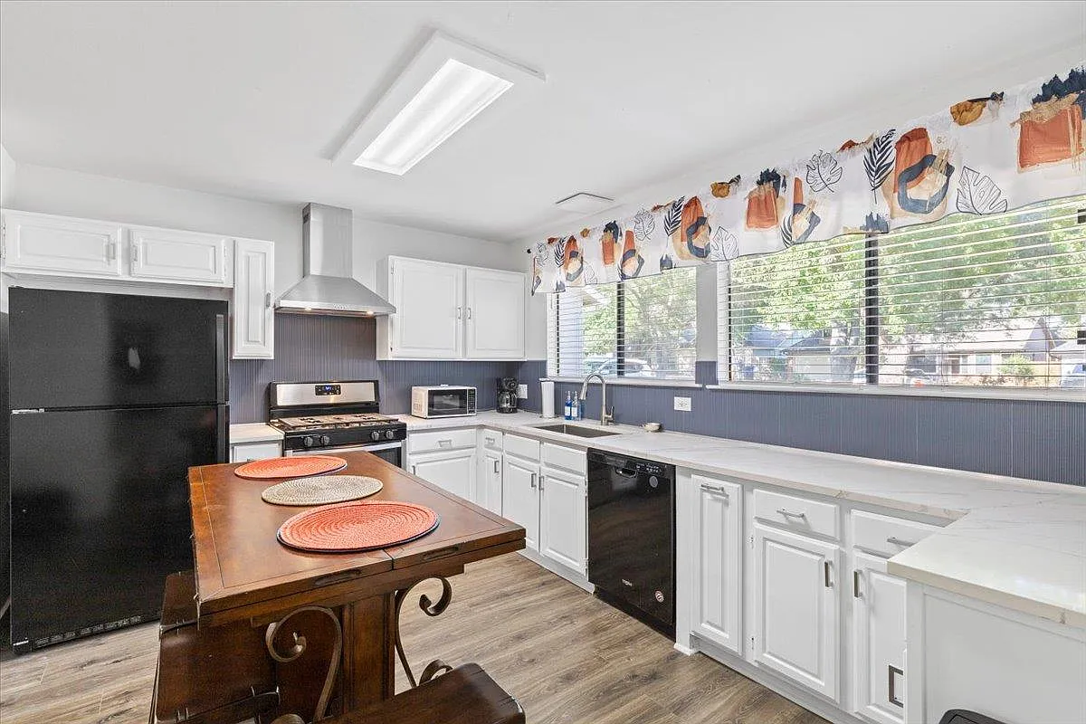 3 bed, 2.0 bath, 1312 sqft, $2,900 — Photo 4
