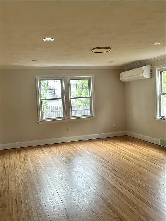 4 bed, 2.0 bath, 936 sqft, $3,000 — Photo 3