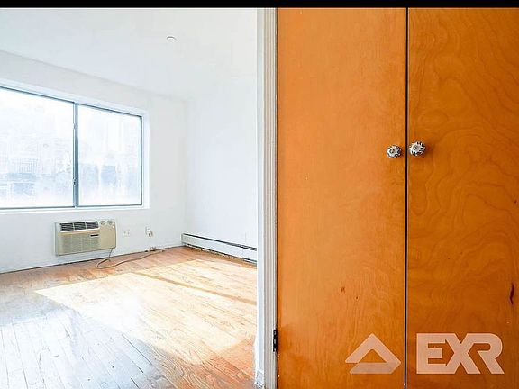 4th image of 530 W 47th St #6B